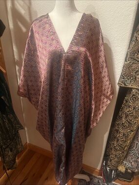 Geometric Pattern Satin Caftan in Iridescent Plum